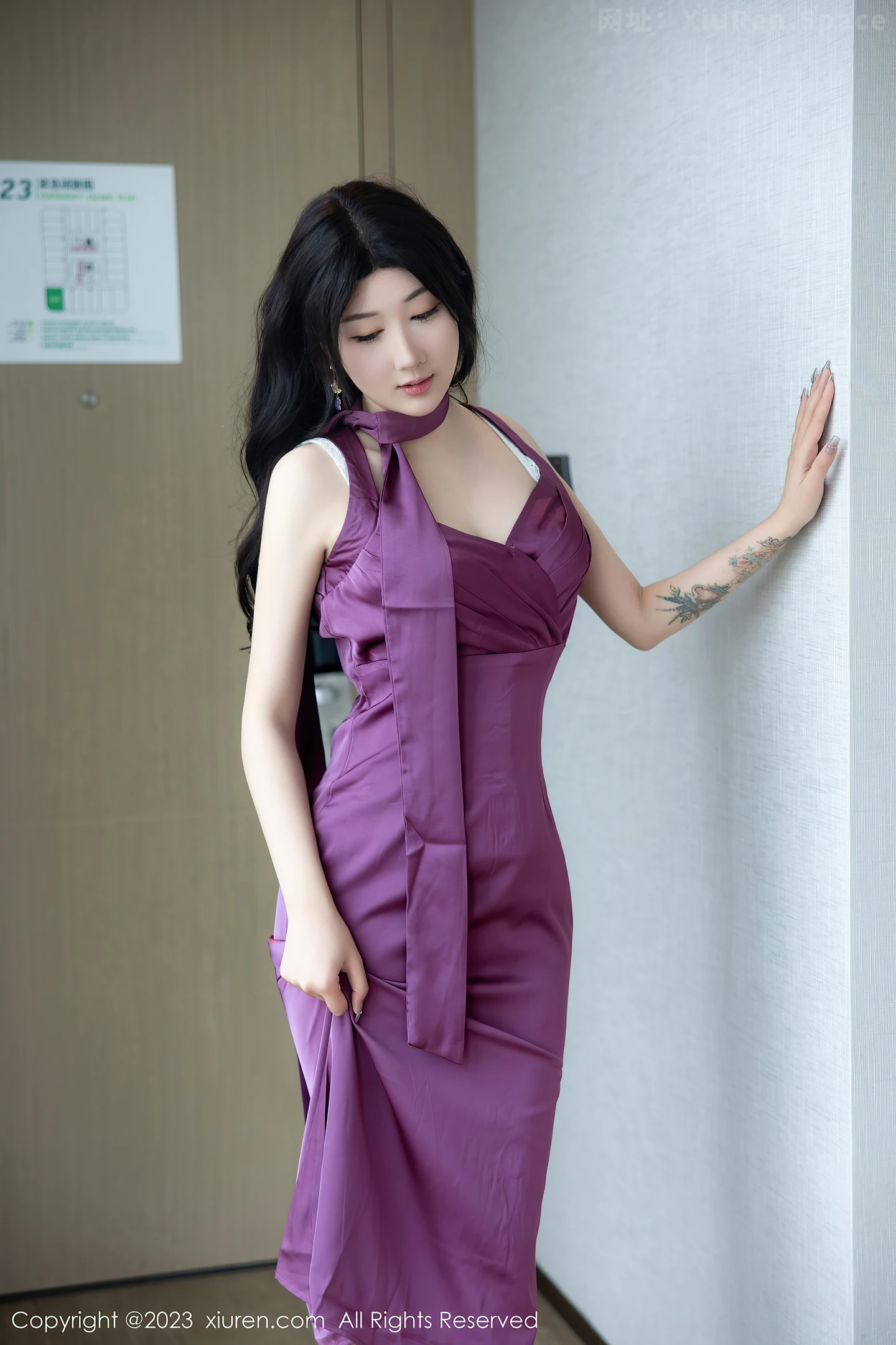 图片[3]-[XiuRen秀人网]2023.03.23 VOL.6462 江真真 紫色连身礼服裙与白色蕾丝内衣加肉丝美腿性感私房写真集-秀人网官方网站